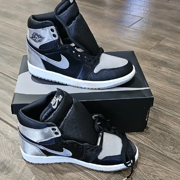 Nike Air Jordan 1 Retro High OG in Black SILVER And White 'Satin Shadow' - Picture 1 of 8